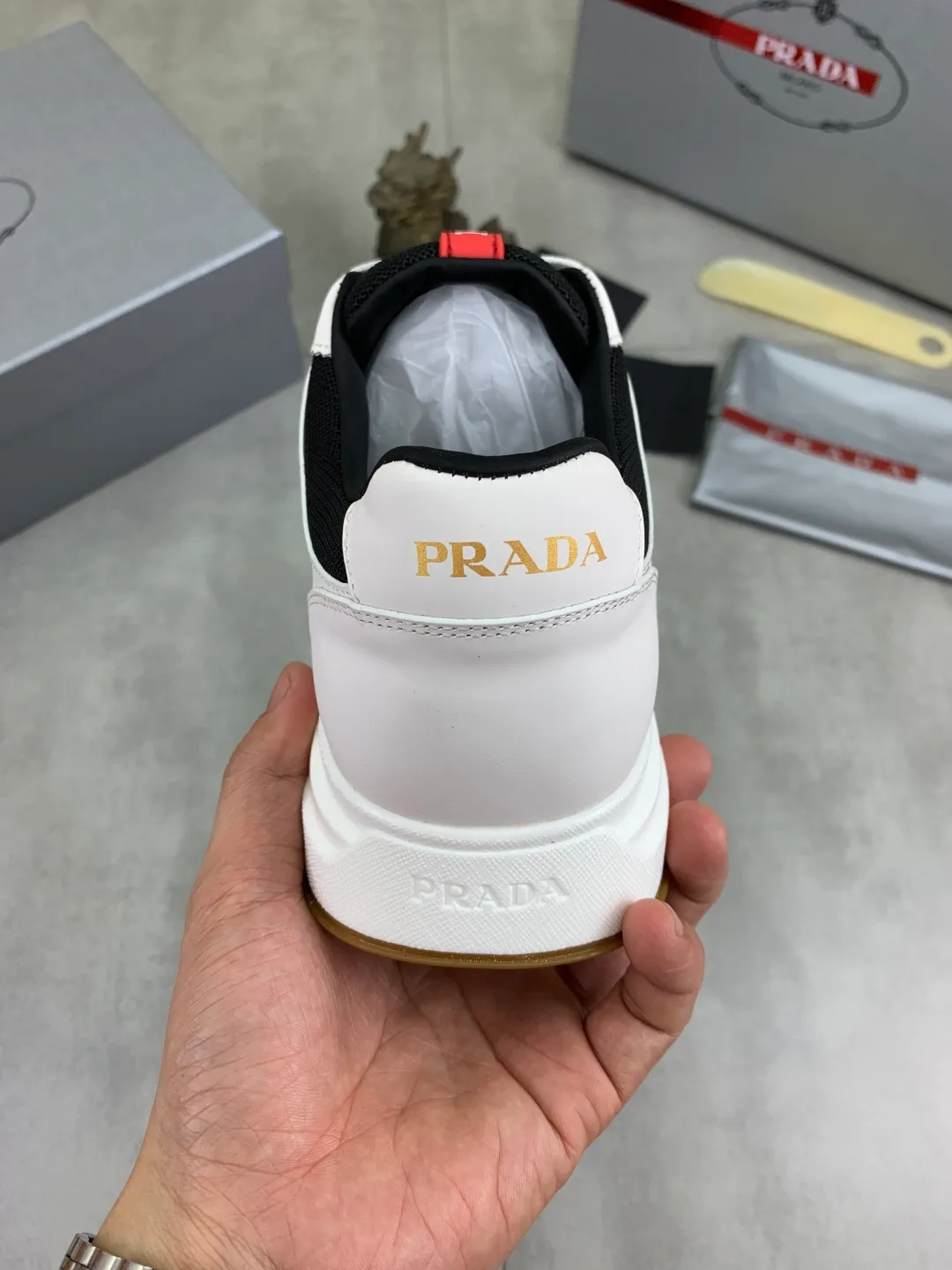Men's shoes 💰P560💰[New model] The top version is available on the official website, 🆘 The trendy brand (Prada) mainly promotes the popular model, avant-garde and versatile fashionable men's shoes, private version mold opening, cowhide surface splicing 1:1.. Stylish and simple, original imported cowhide lining cowhide feet; the atmosphere and personality are more fashionable, eye-catching and pursuing class. It will subvert the old idea and be a must-have for fashionistas with you! Must keep it for yourself! Tall and comfortable, large and low, high-end quality workmanship. The new high-end outsole on the official website. Size: 38-45. Available in 3️⃣ colors.